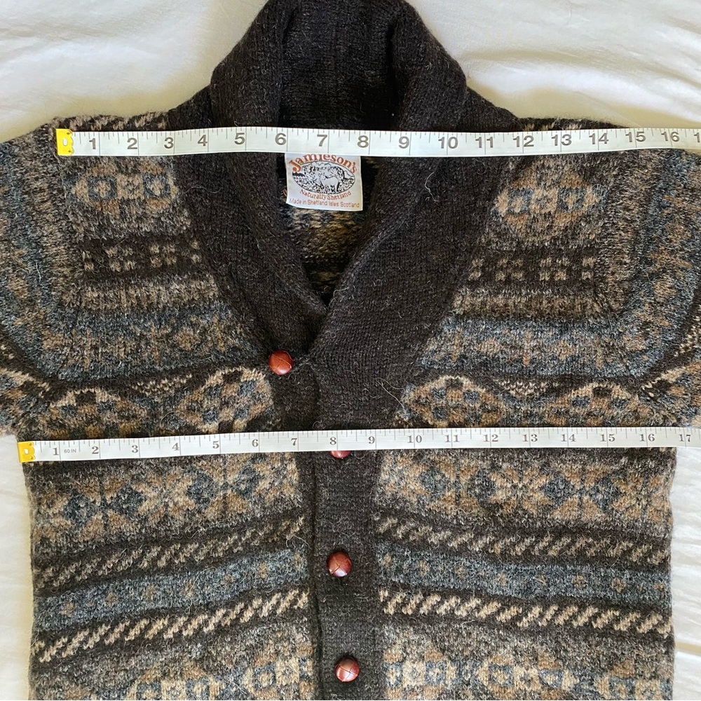 Jamieson’s of Shetland men's gray/brown wool Fair Isle shawl collar cardigan, XS - Picture 6 of 11